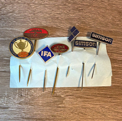 Konvolut anstecknadeln pins - konvolut, anstecknadeln/pins